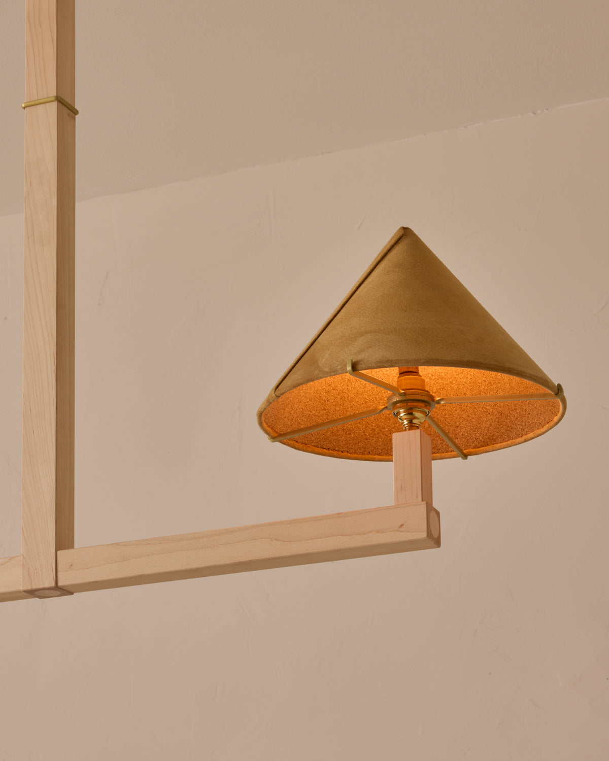 #wood-finish_clear maple #shade-finish_camel suede