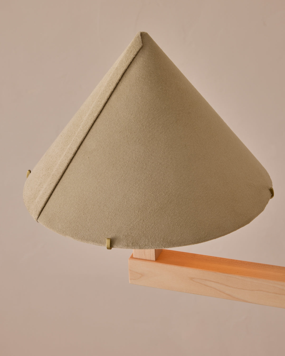#wood-finish_clear maple #shade-finish_stone suede