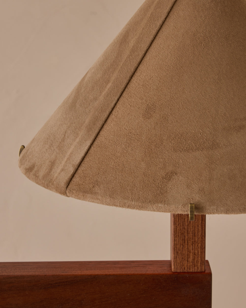 #wood-finish_black walnut #shade-finish_beige suede