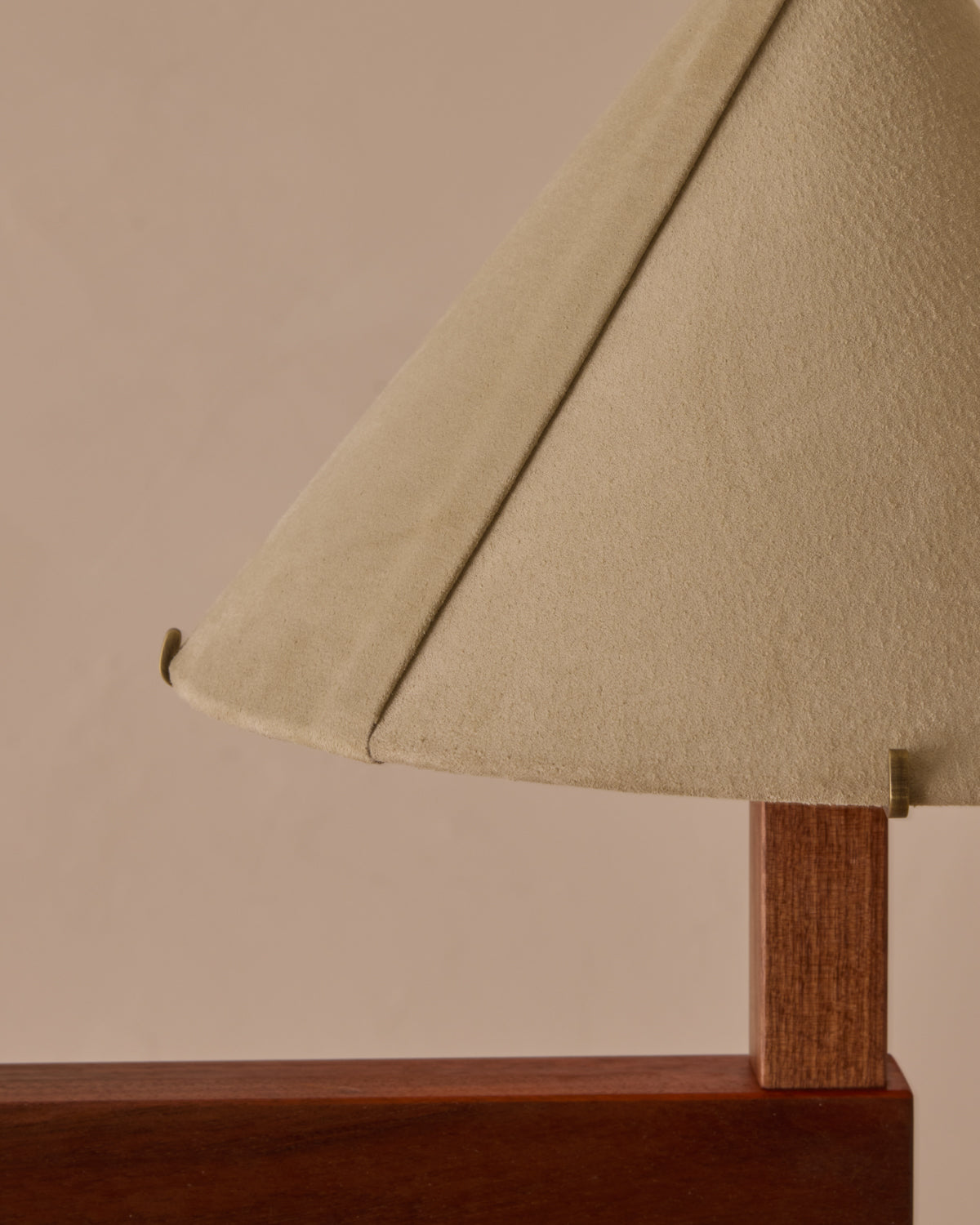 #wood-finish_black walnut #shade-finish_stone suede