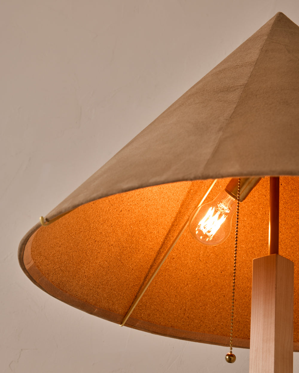#shade-finish_beige suede
#wood-finish_clear maple