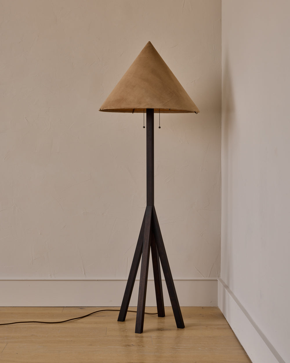 #shade-finish_beige suede
#wood-finish_dark wash maple