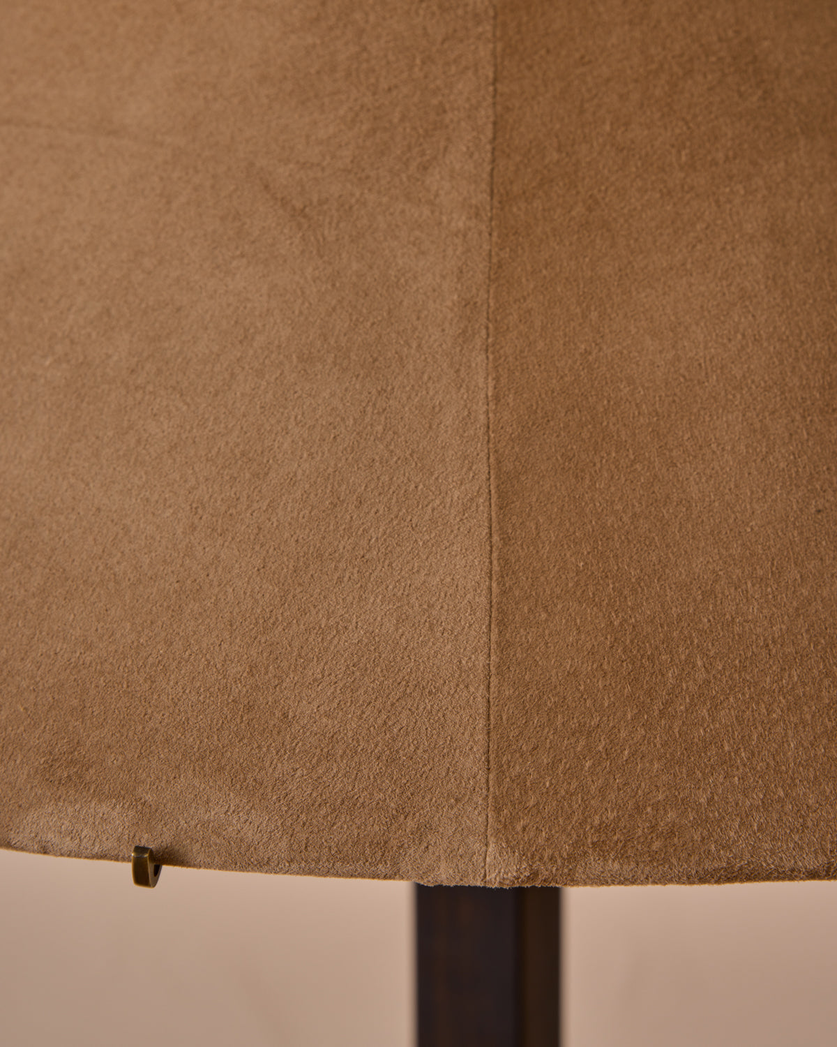 #shade-finish_beige suede
#wood-finish_dark wash maple