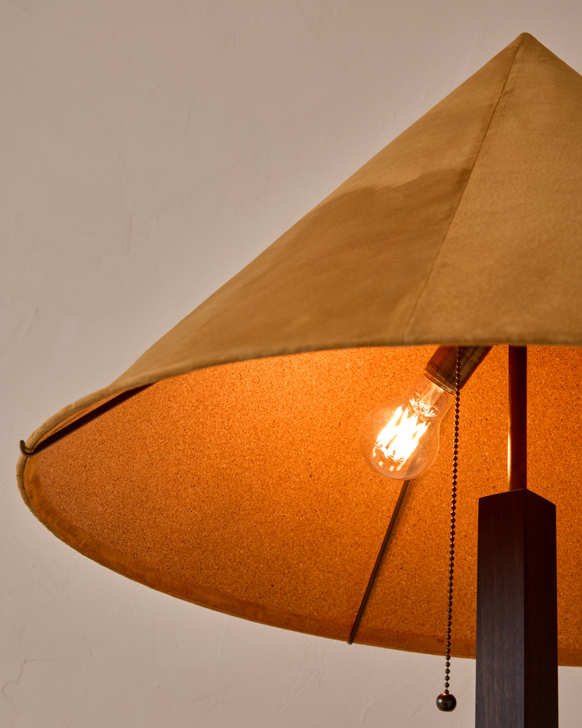 #shade-finish_camel suede
#wood-finish_dark wash maple
