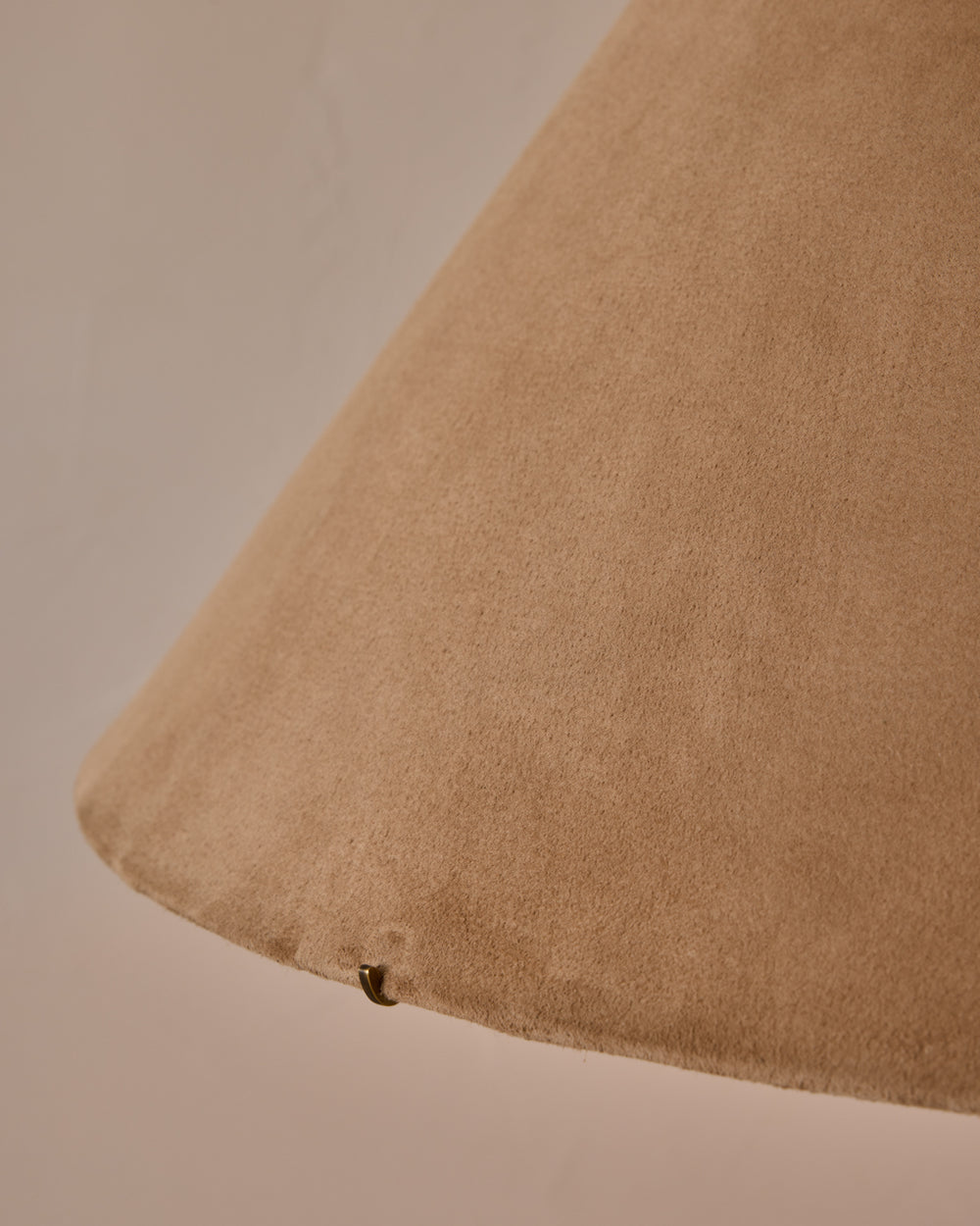 #shade-finish_beige suede
#wood-finish_black walnut