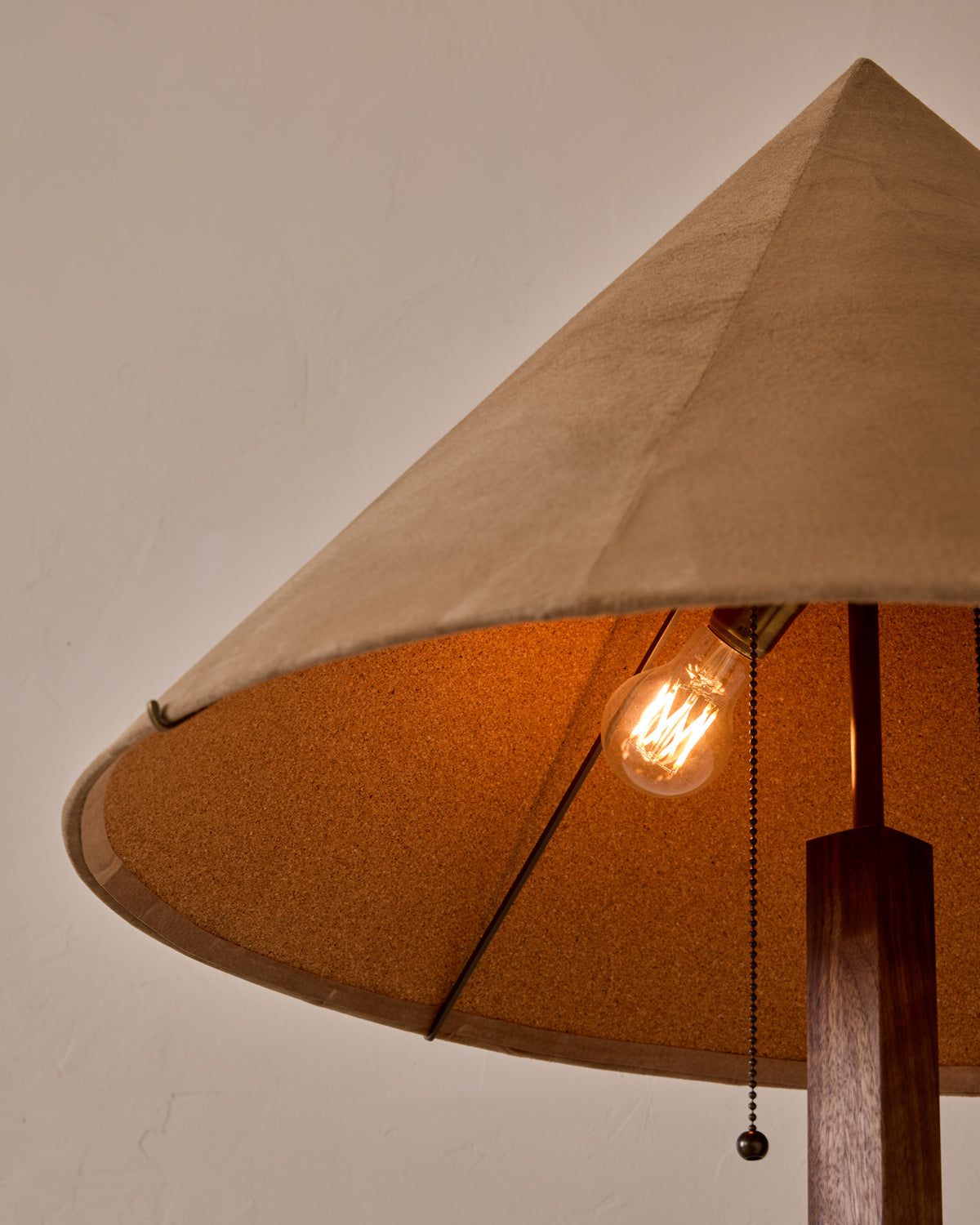 #shade-finish_beige suede
#wood-finish_black walnut