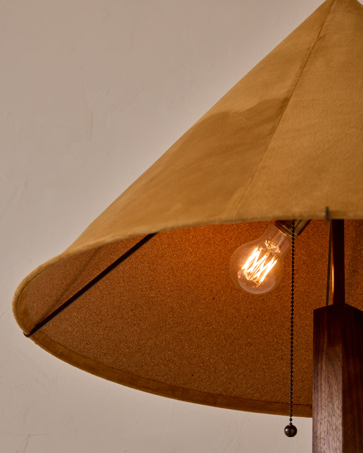 #shade-finish_camel suede
#wood-finish_black walnut