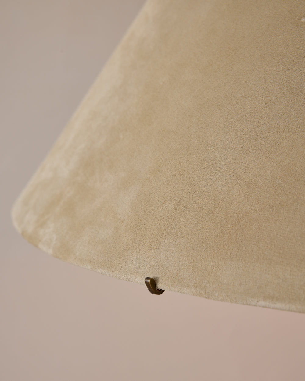 #shade-finish_stone suede
#wood-finish_black walnut