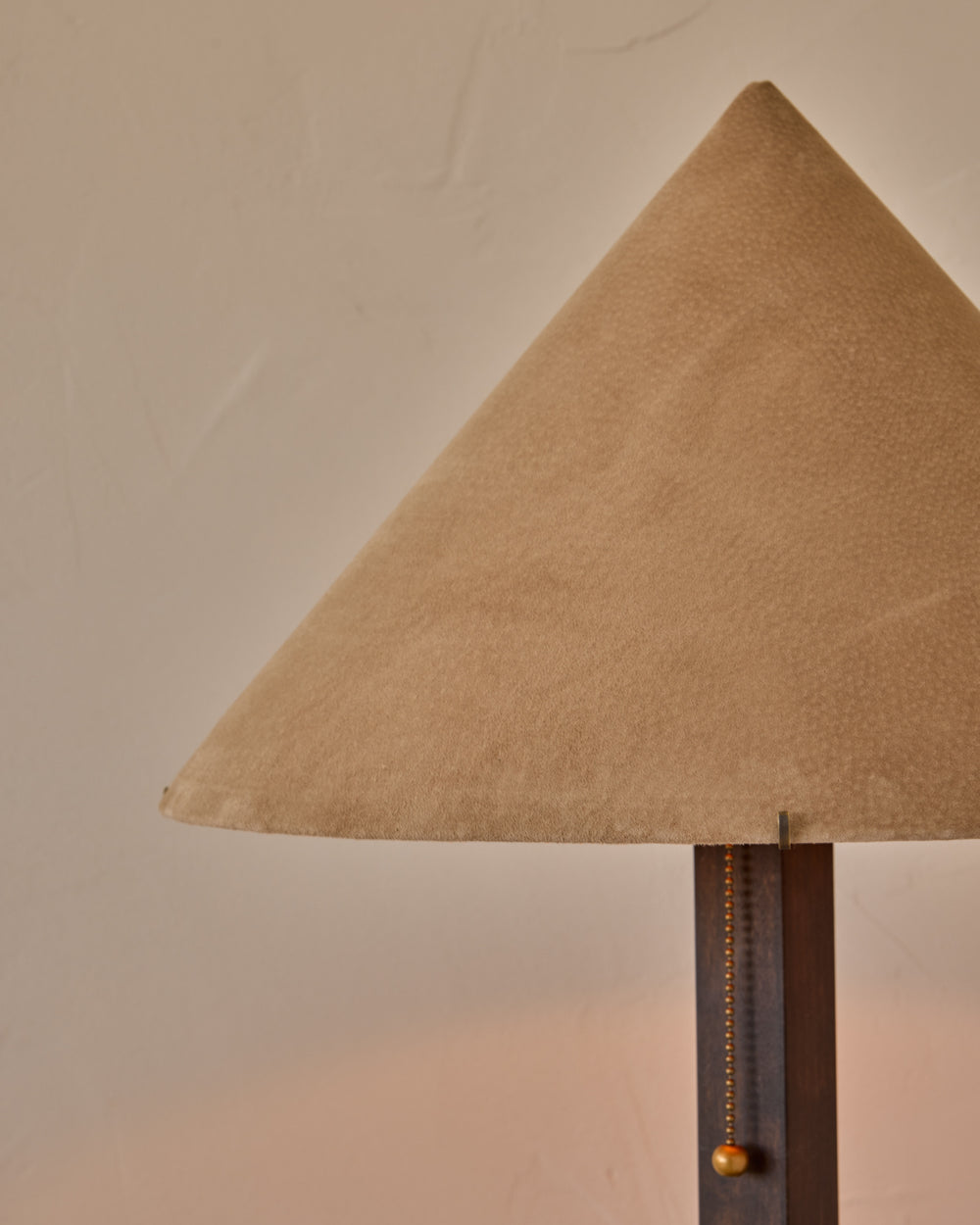 #shade-finish_beige suede
#wood-finish_dark wash maple