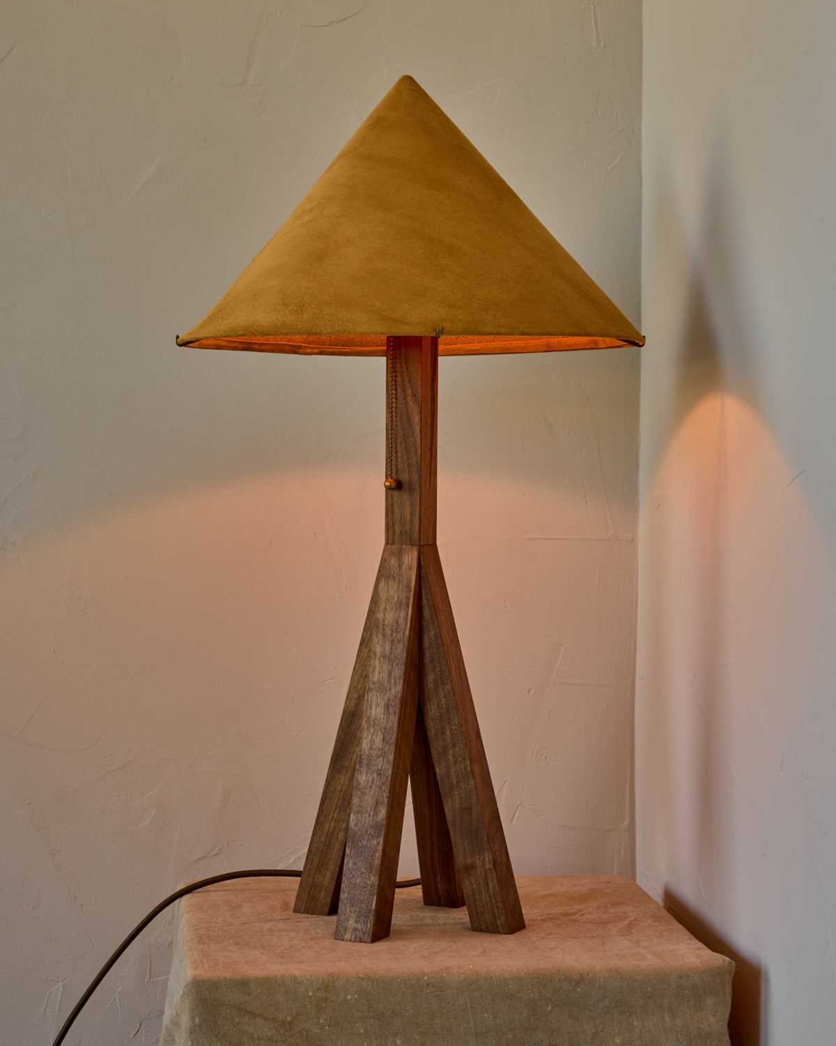 #shade-finish_camel suede
#wood-finish_black walnut