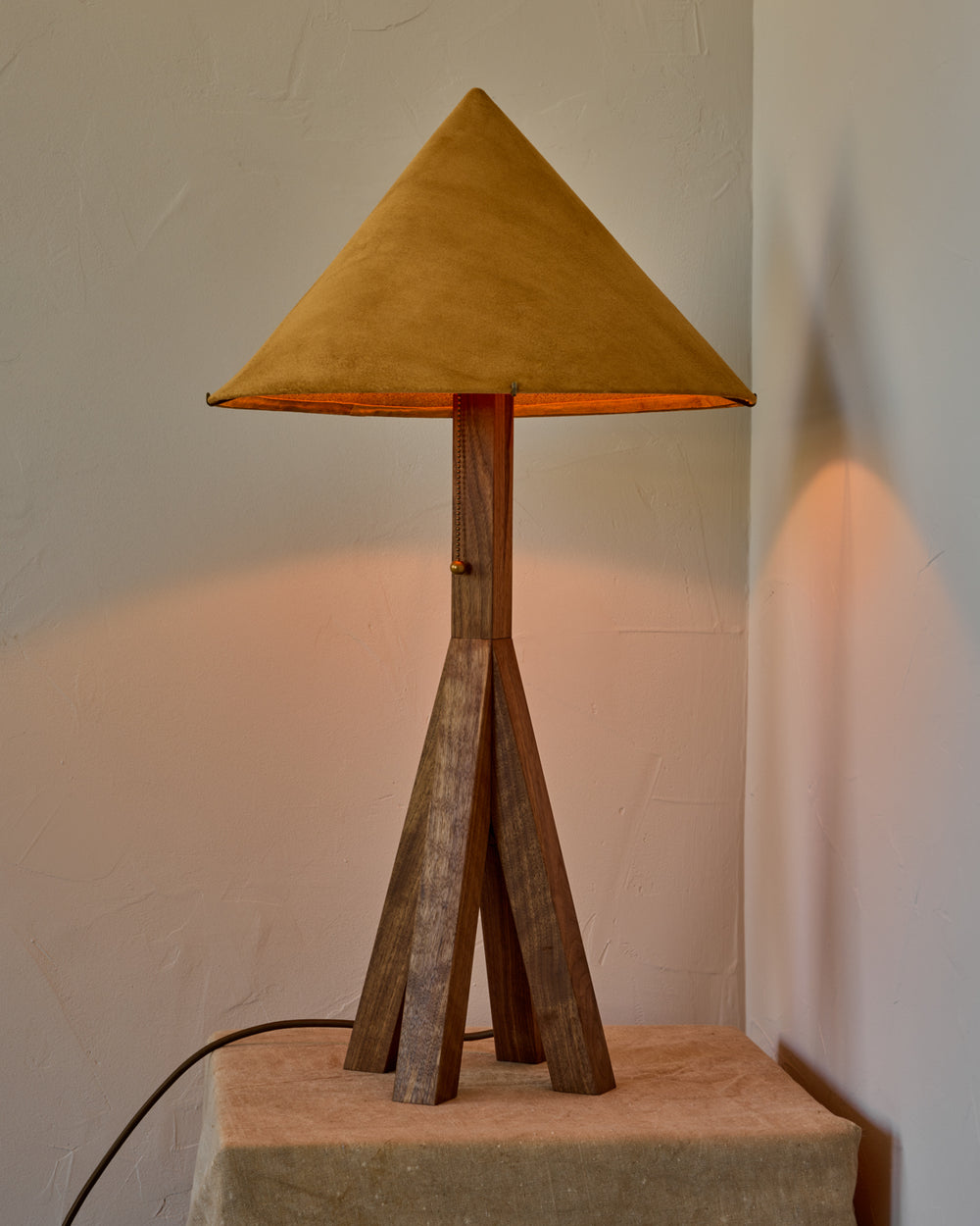 #shade-finish_camel suede
#wood-finish_black walnut