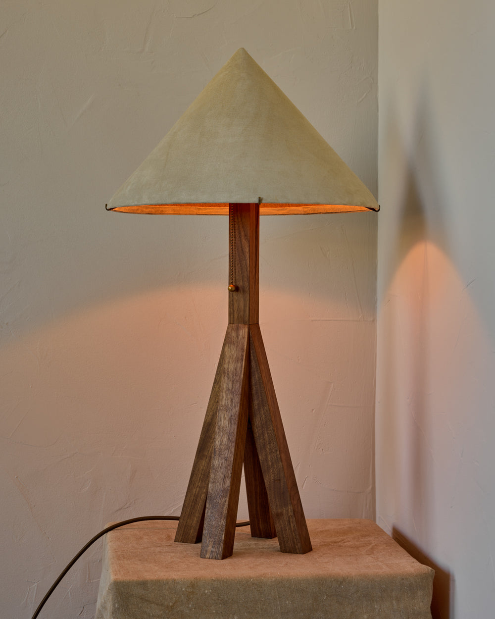 #shade-finish_stone suede
#wood-finish_black walnut