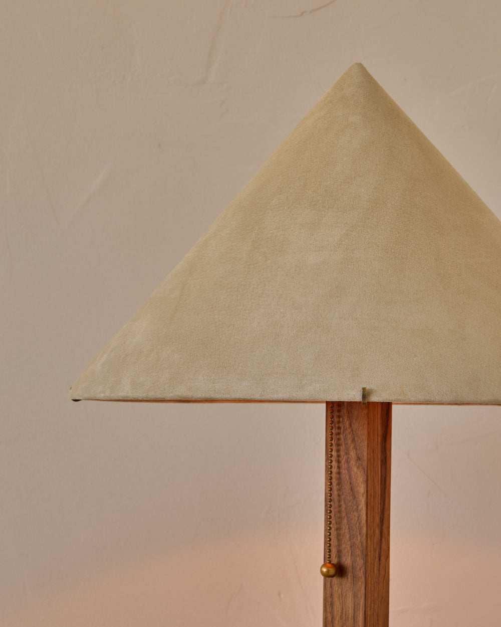 #shade-finish_stone suede
#wood-finish_black walnut