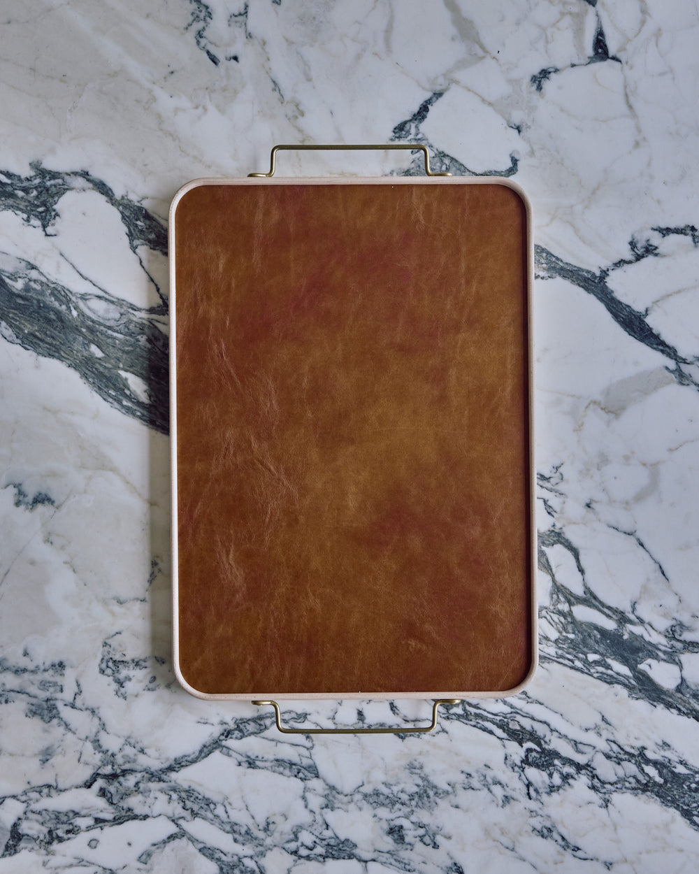 #leather-finish_cognac #size_butler tray