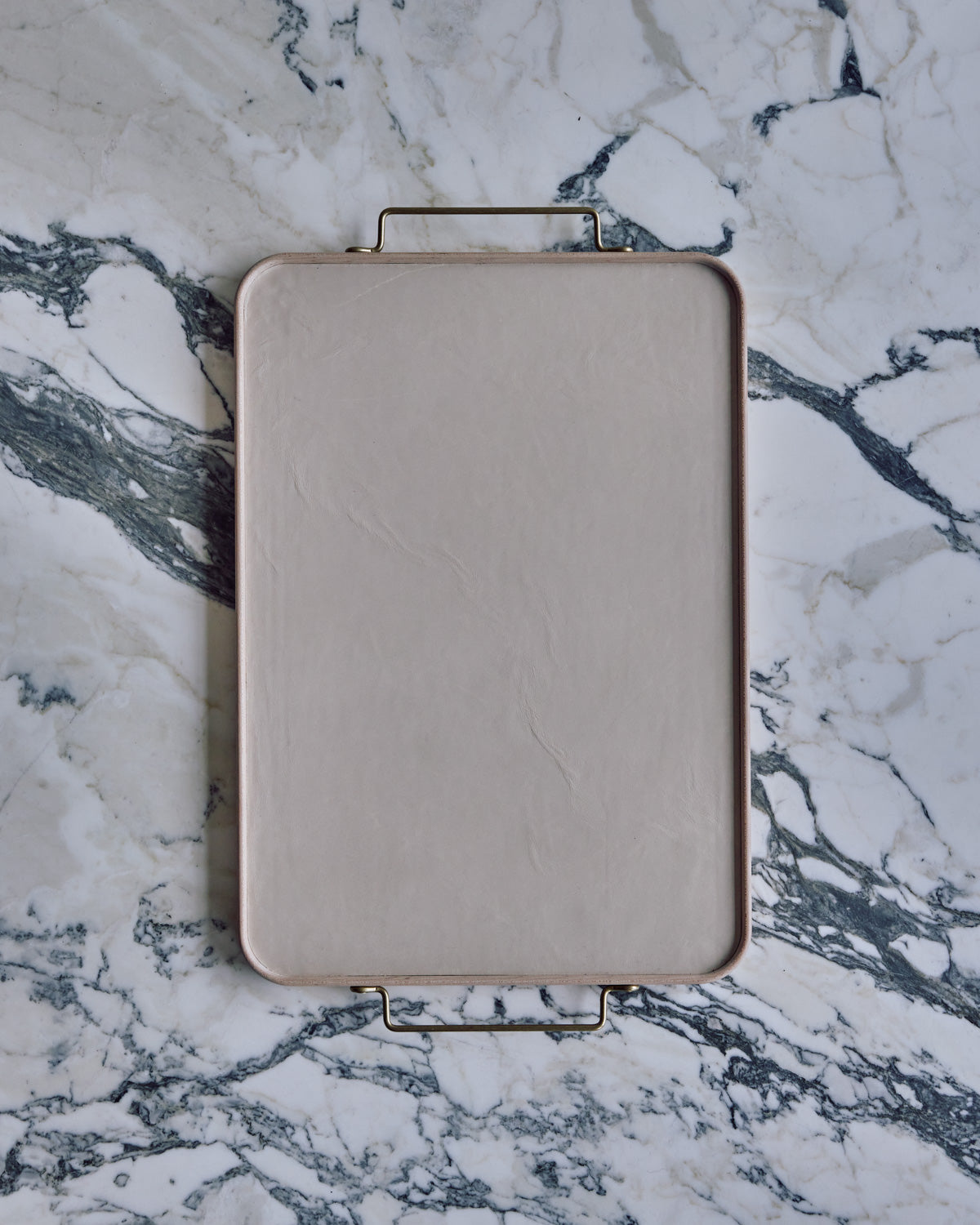 #leather-finish_eggshell #size_butler tray