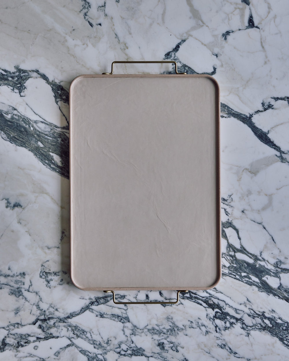 #leather-finish_eggshell #size_butler tray