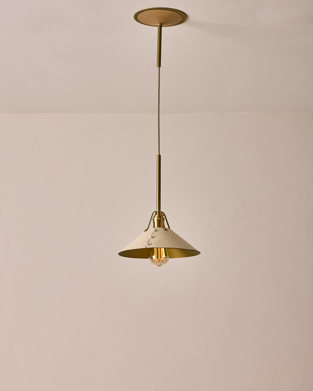 #leather-shade_eggshell #size_medium