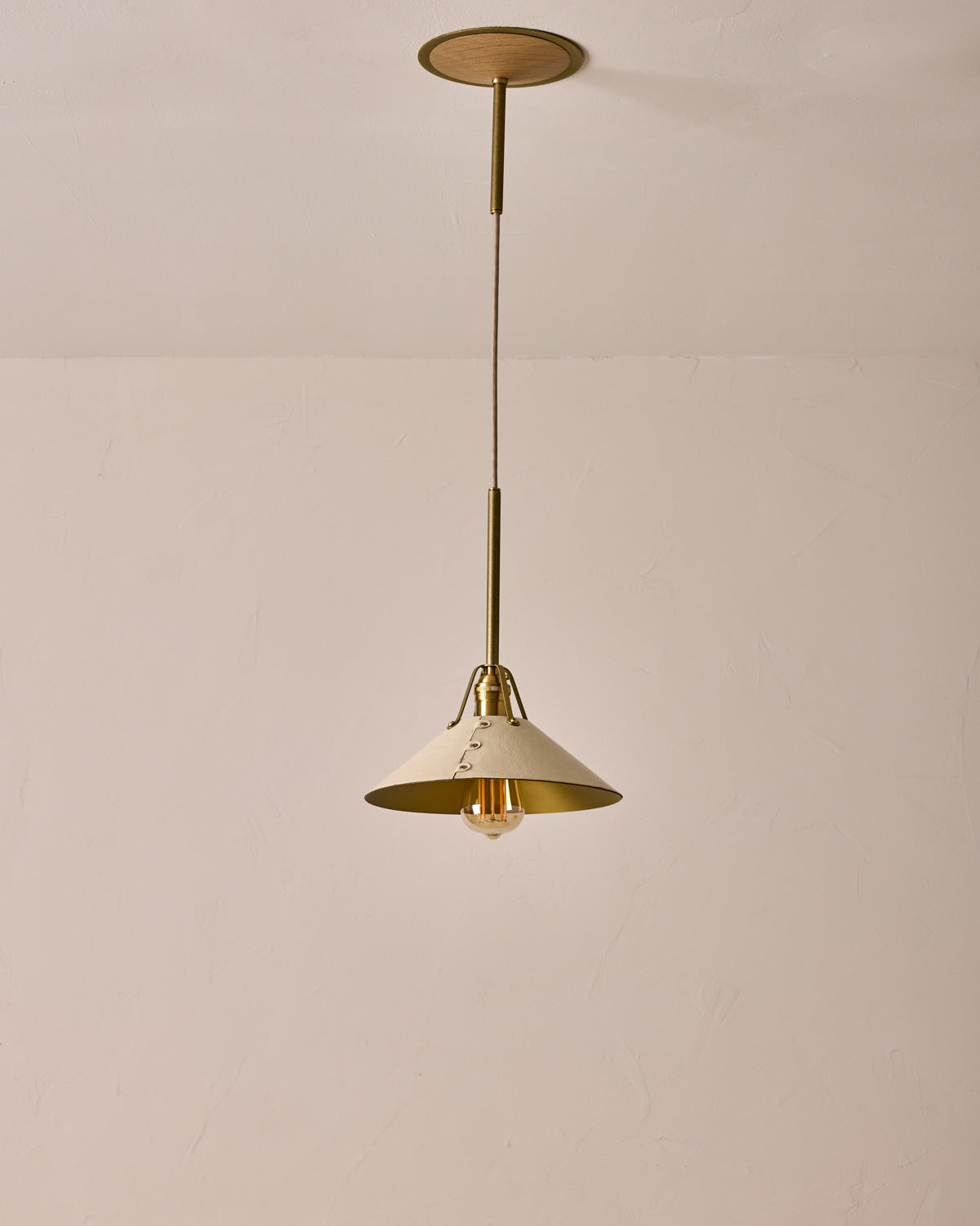 #leather-shade_eggshell #size_medium