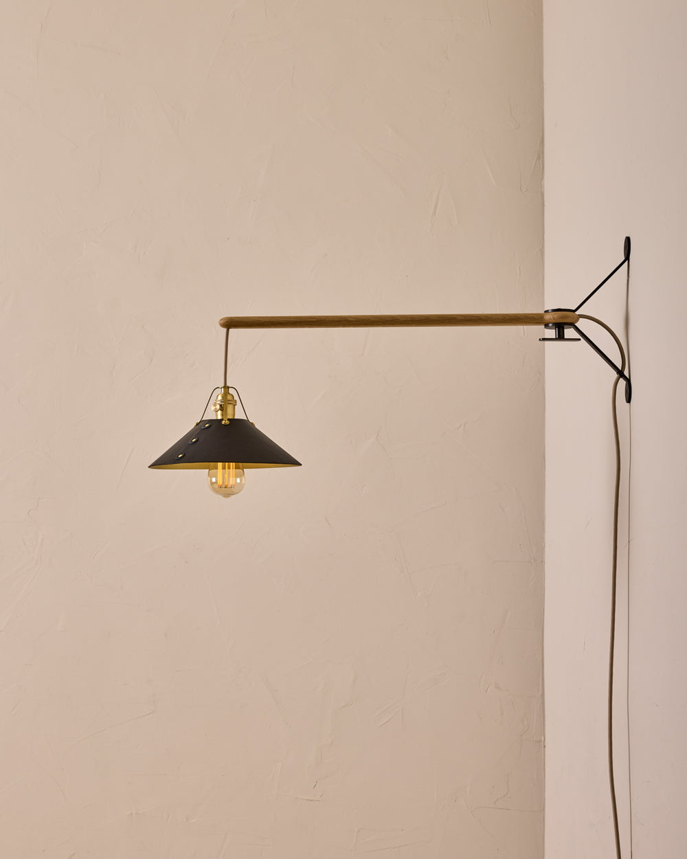 #leather-shade_black #size_medium #wiring_plug-in