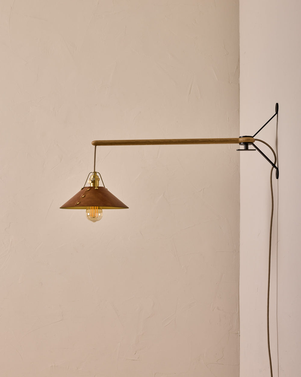 #leather-shade_cognac #size_medium #wiring_plug-in