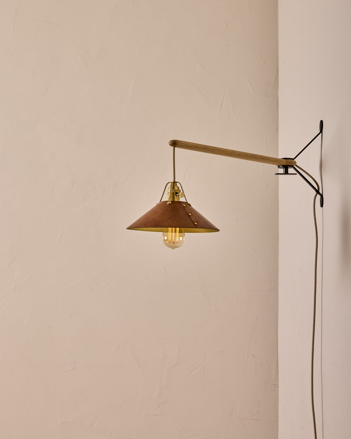 #leather-shade_cognac #size_medium #wiring_plug-in