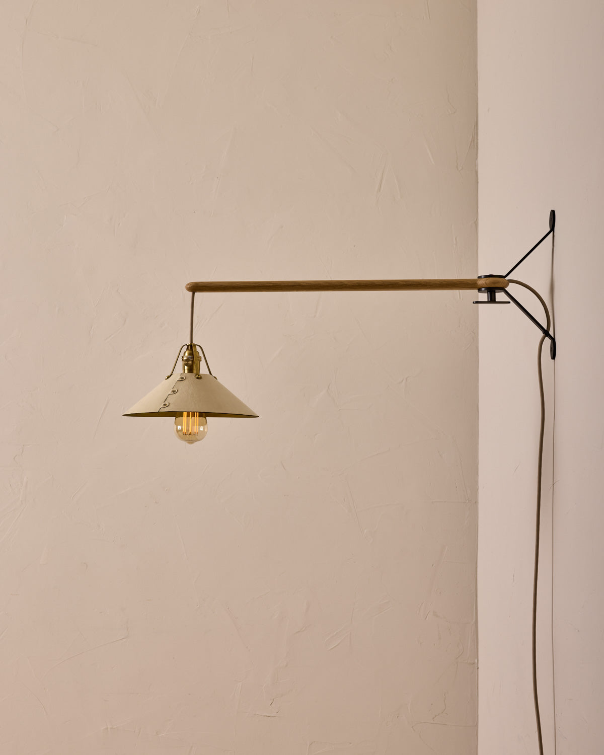 #leather-shade_eggshell #size_medium #wiring_plug-in