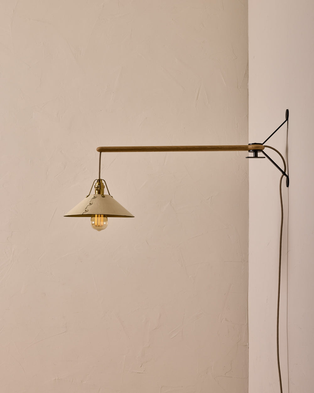 #leather-shade_eggshell #size_medium #wiring_plug-in
