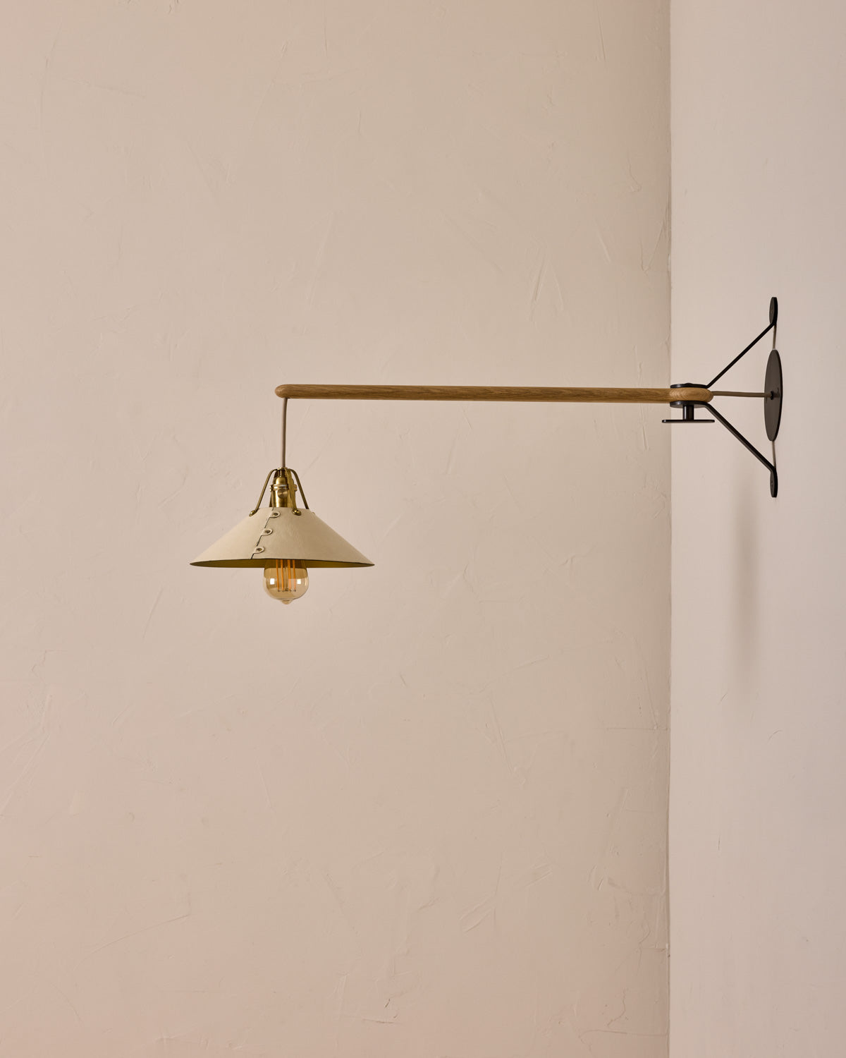 #leather-shade_eggshell #size_medium #wiring_hardwired