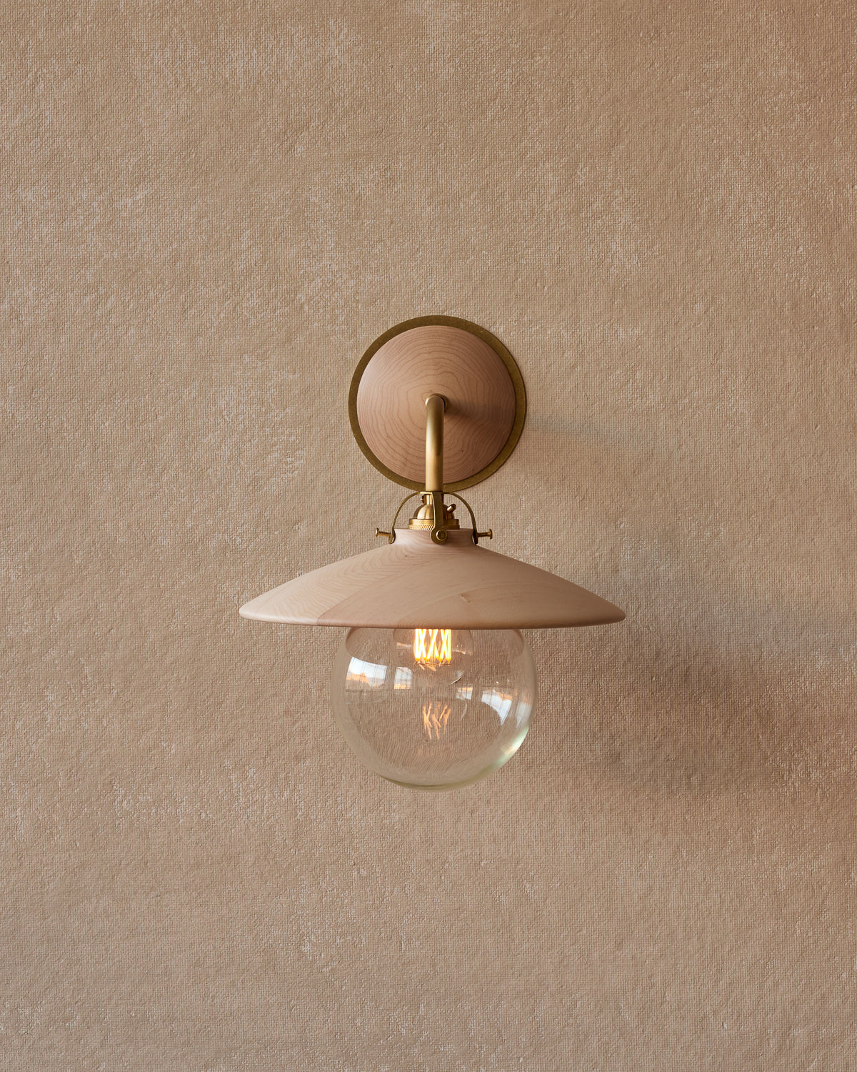 #shade-finish_clear maple
#metal-finish_satin brass
#globe_clear glass