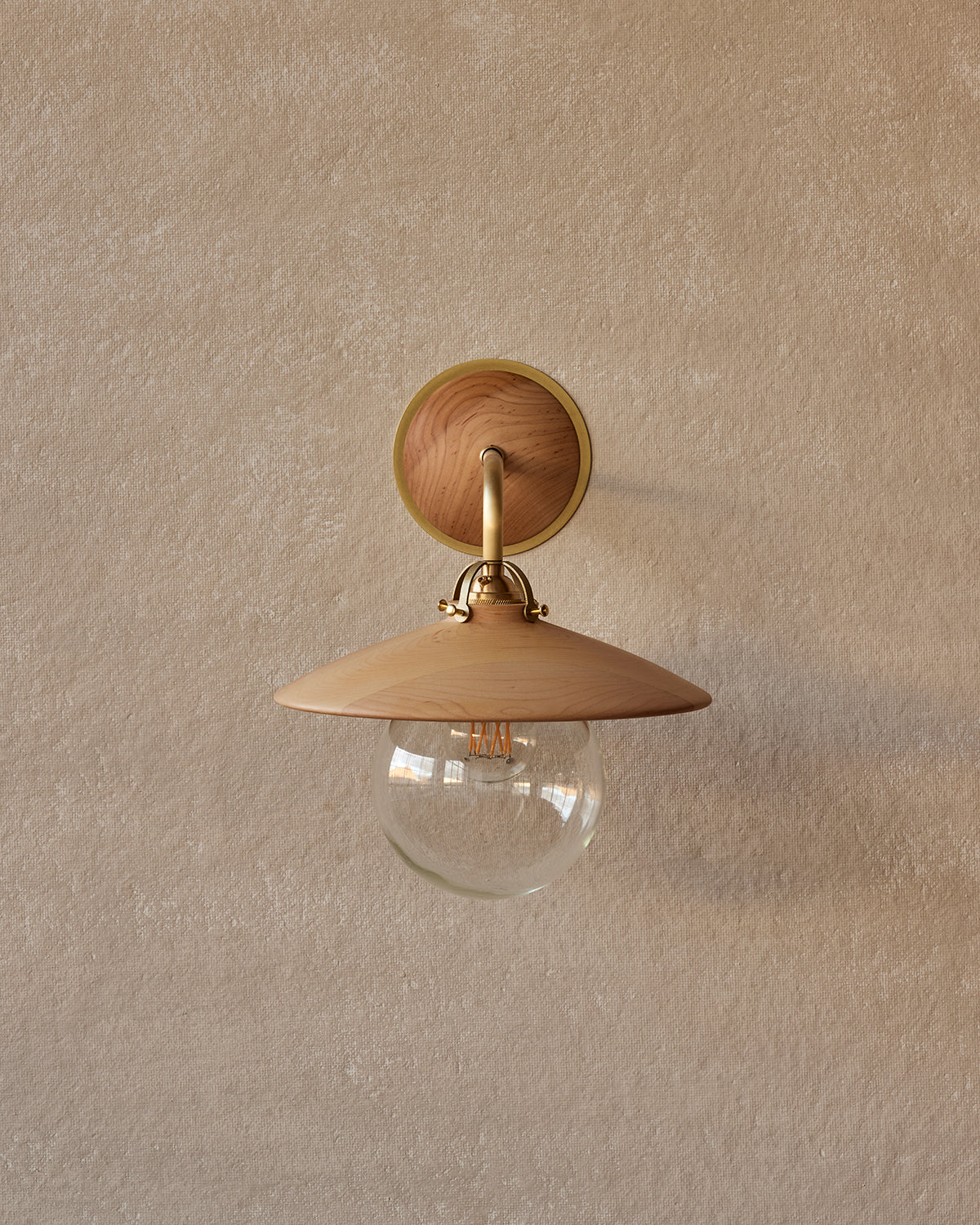 #shade-finish_natural maple
#metal-finish_satin brass
#globe_clear glass